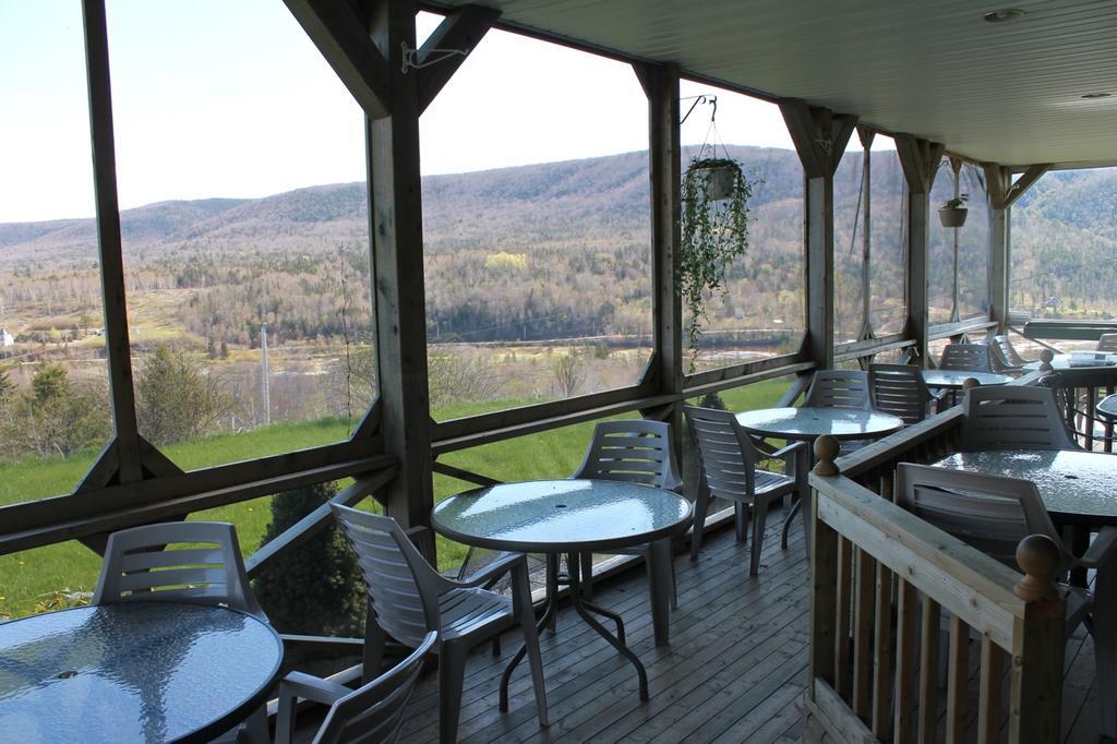 Chanterelle Inn & Cottages Featuring Restaurant 100 Km North River Bridge Exterior photo